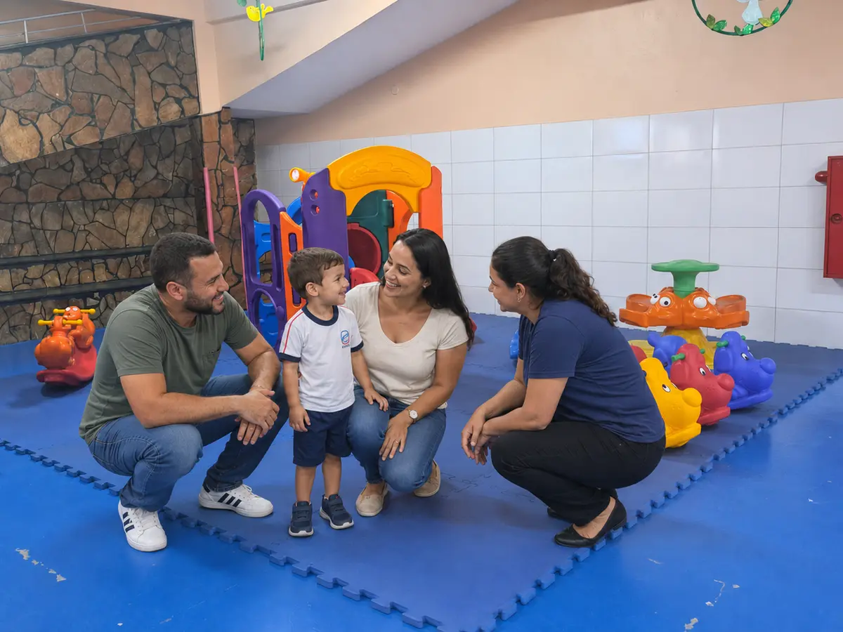 Família, criança e educadora em interação no pátio de brinquedos do colégio