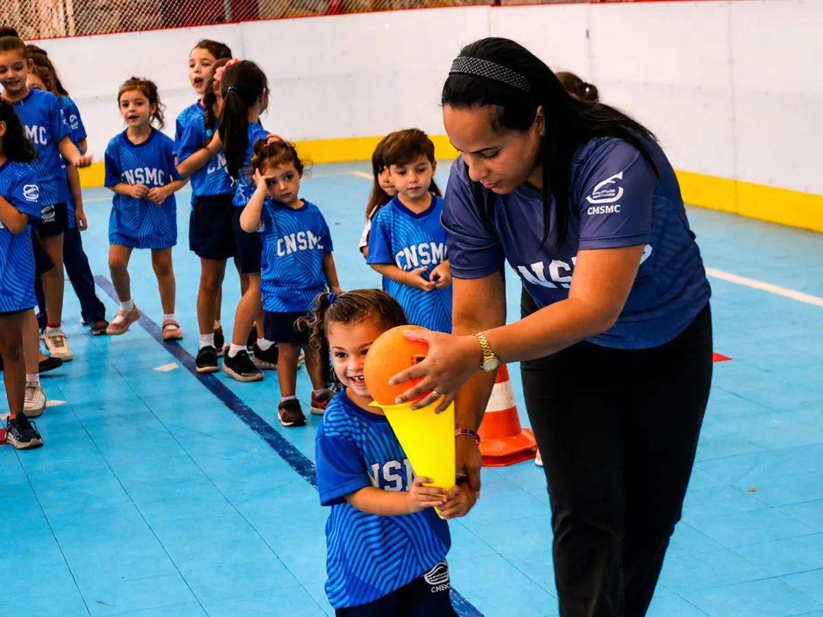 Criança participando de circuito motor no JIMC Infantil