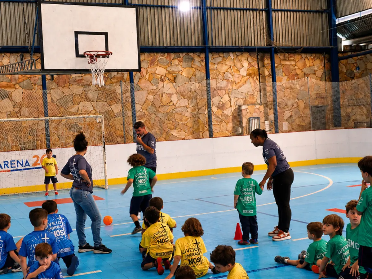 Atividade coletiva com bolas na quadra durante o JIMC Infantil