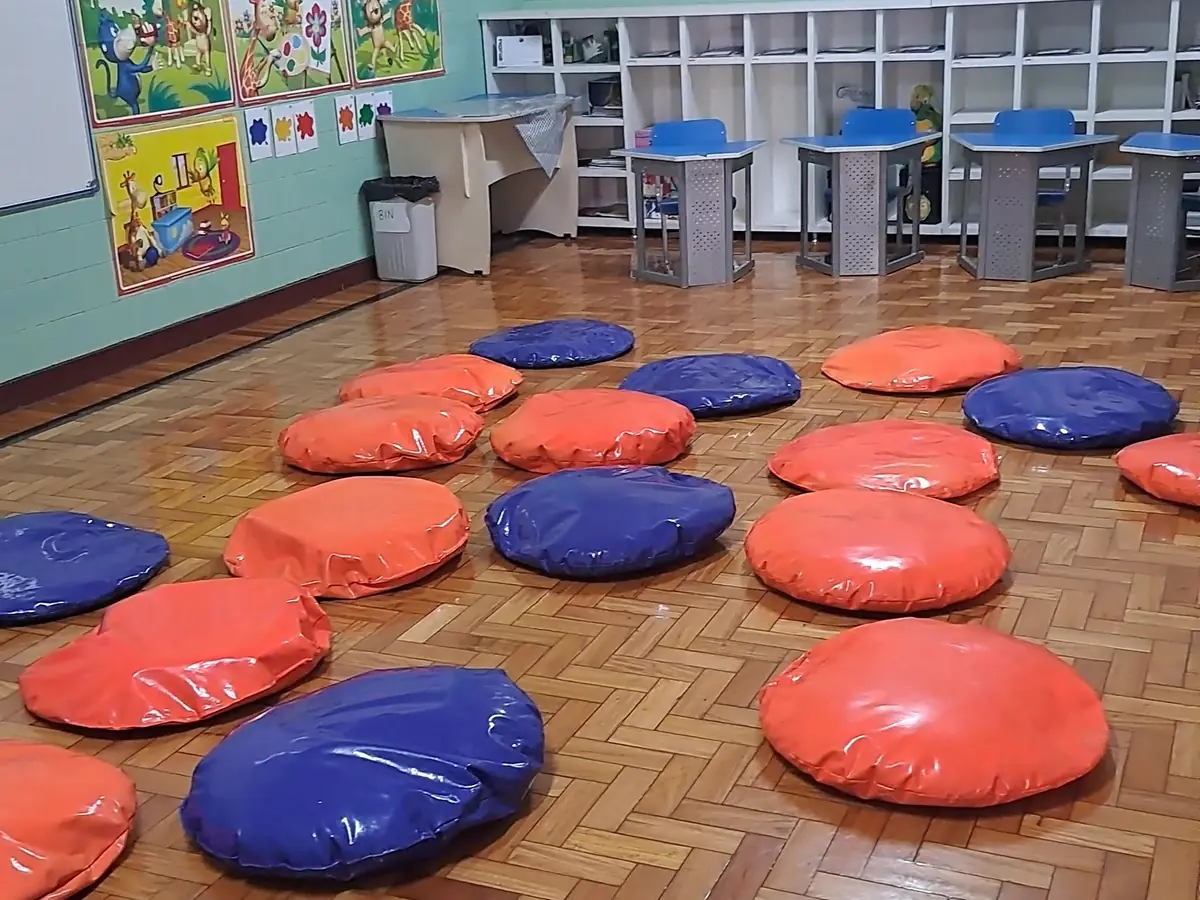 Almofadas e espaço de rodas da Brinquedoteca
