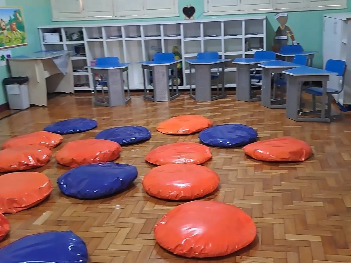 Outro ângulo da Brinquedoteca com almofadas e mobiliário