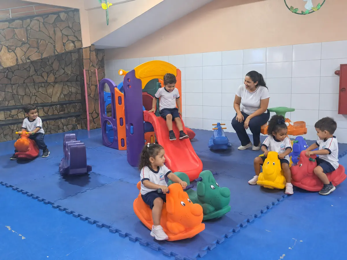Crianças brincando no pátio de brinquedos da Educação Infantil