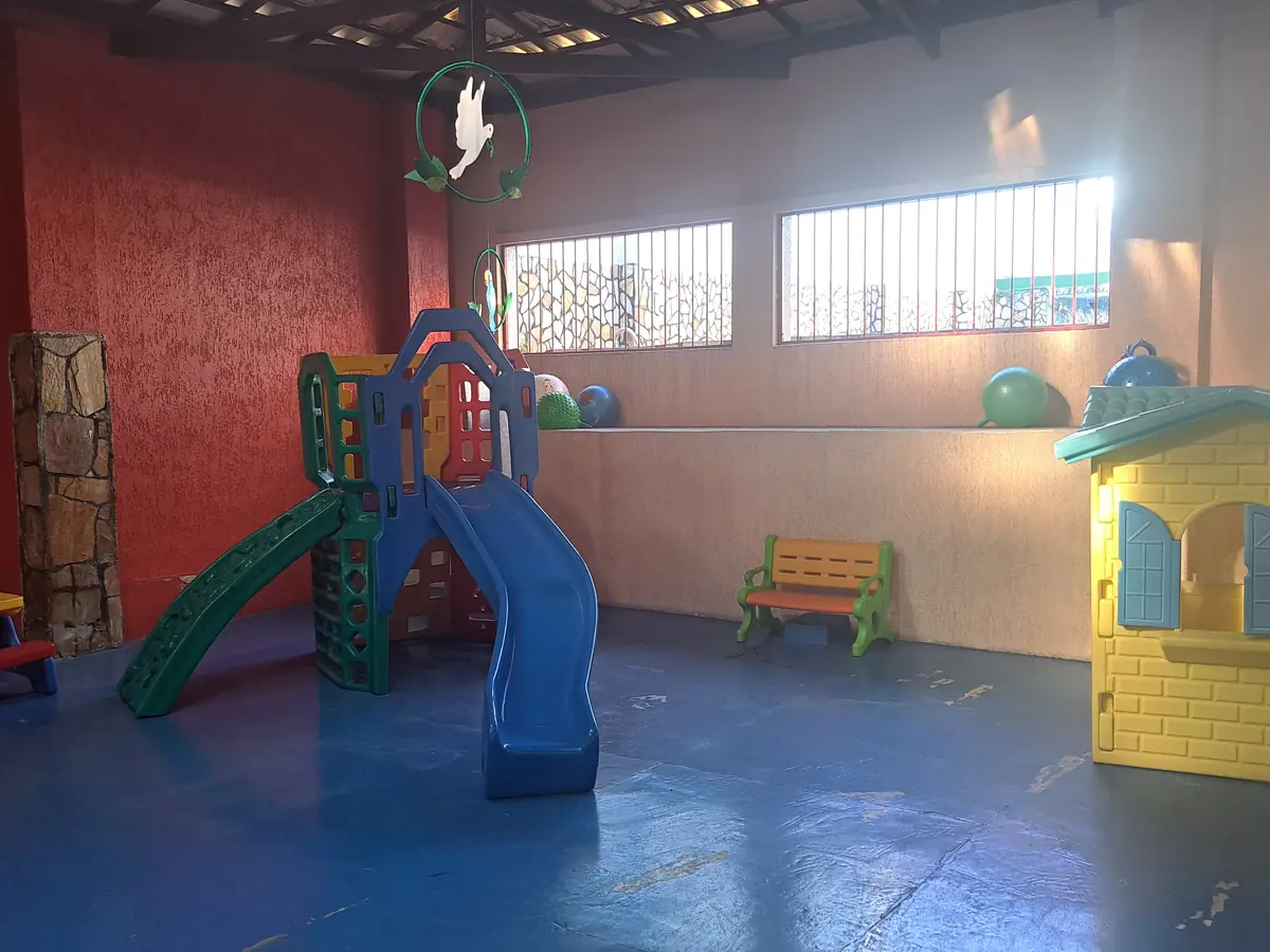 Vista real do pátio de brinquedos da Educação Infantil