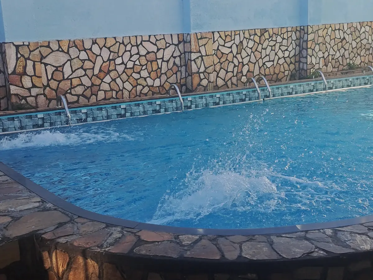 Piscina e área coberta do Colégio Monte Calvário