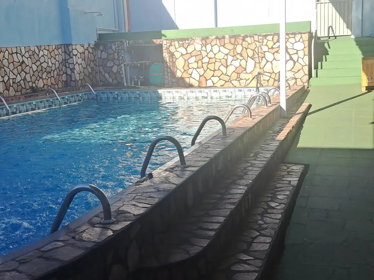 Outro ângulo da área da piscina do colégio